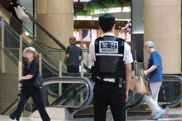 지난밤 분당 흉기난동 사태가 벌어진 가운데 4일 오전 경기도 성남시 분당구 소재 대형 백화점에 보안요원이 배치되어 있다 20230804 사진유대길 기자 dbeorlf123ajunewscom