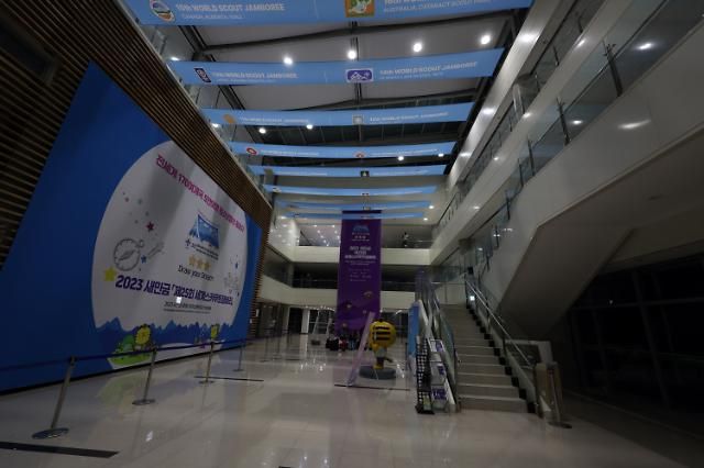 고요한 세계잼버리 웰컴센터 부안연합뉴스 나보배 기자 2023 새만금 세계스카우트 잼버리에 참가 중인 영국스카우트 대표단이 조기 퇴영 의사를 밝힌 5일 부안군 야영지 내 웰컴센터 1층이 차분한 모습이다 202385 warmynacokr2023-08-05 015818 저작권자 ⓒ 1980-2023 ㈜연합뉴스 무단 전재 재배포 금지저작권자 ⓒ 1980-2023 ㈜연합뉴스 무단 전재 재배포 금지