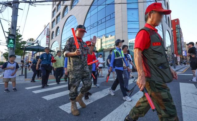 분당 흉기난동 사건 이후 비슷한 범행을 예고하는 글이 잇따르는 가운데 4일 오후 경찰과 자원봉사자 등 강남구 관계자들이 범행 예고지 중 한 곳인 서울 강남구 수인분당선 한티역 인근 학원가를 순찰하고 있다 사진연합뉴스