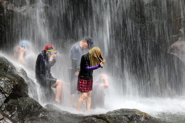 찜통더위가 이어지고 있는 7일 전남 구례군 산동면 수락폭포에서 피서객들이 떨어지는 물줄기를 맞으며 무더위를 식히고 있다 사진연합뉴스