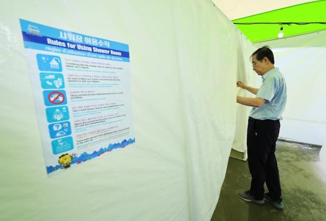 세계스카우트잼버리 샤워 시설 살피는 한덕수 총리 사진연합뉴스