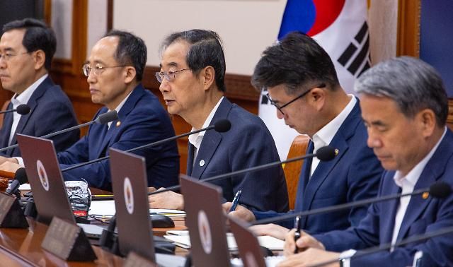 한덕수 국무총리가 8일 오전 서울 종로구 정부서울청사에서 열린 국무회의에 참석해 태풍 6호 카눈 대비와 세계 잼버리 관련 발언을 하고 있다 사진연합뉴스