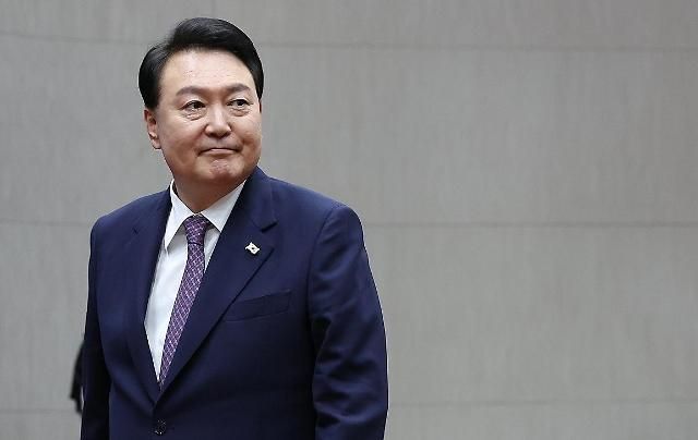 윤석열 대통령이 1일 서울 서초구 국립외교원에서 열린 국립외교원 60주년 기념식에서 축사를 하기 위해 단상으로 향하고 있다 사진연합뉴스 