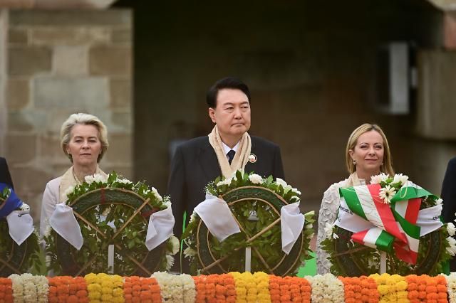 G20 정상들과 간디 추모공원 헌화하는 윤석열 대통령 뉴델리연합뉴스 임헌정 기자 윤석열 대통령이 10일현지시간 인도 뉴델리 간디 추모공원에서 주요 20개국G20 정상들과 함께 헌화하고 있다 2023910 공동취재 kaneynacokr2023-09-10 134529 저작권자 ⓒ 1980-2023 ㈜연합뉴스 무단 전재 재배포 금지저작권자 ⓒ 1980-2023 ㈜연합뉴스 무단 전재 재배포 금지