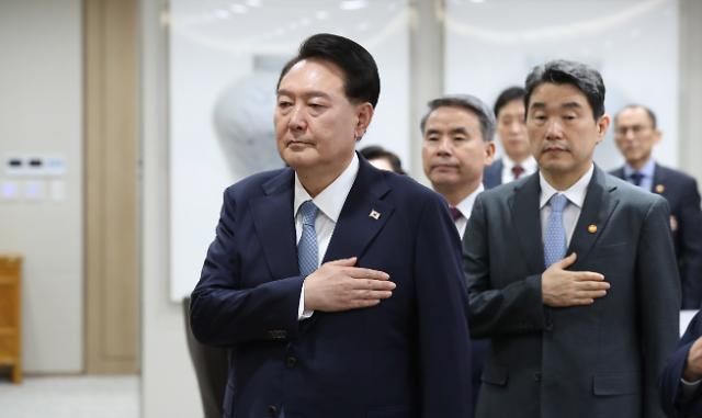 국기에 경례하는 윤석열 대통령 서울연합뉴스 진성철 기자 윤석열 대통령이 12일 서울 용산 대통령실 청사에서 열린 국무회의에서 국기에 경례하고 있다 2023912 대통령실통신사진기자단 zjinynacokr2023-09-12 105956 저작권자 ⓒ 1980-2023 ㈜연합뉴스 무단 전재 재배포 금지저작권자 ⓒ 1980-2023 ㈜연합뉴스 무단 전재 재배포 금지