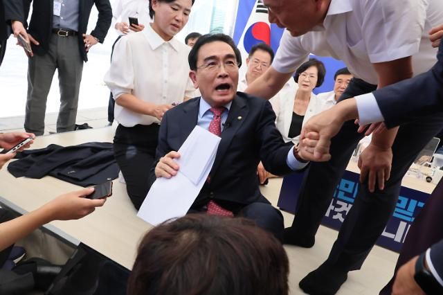 태영호 국민의힘 의원이 지난 7일 단식 투쟁 중인 이재명 더불어민주당 대표의 국회 앞 천막에서 조정식 사무총장 등 의원들의 요구로 발걸음을 돌리고 있다 사진연합뉴스