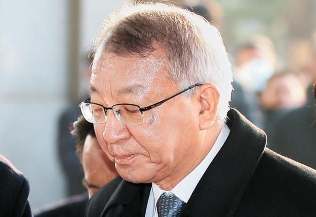 사법행정권 남용 의혹을 받는 양승태 전 대법원장이 2019년 1월 11일 오전 서울 서초구 서울중앙지검으로 검찰 조사를 받기 위해 출석하고 있다 사진연합뉴스