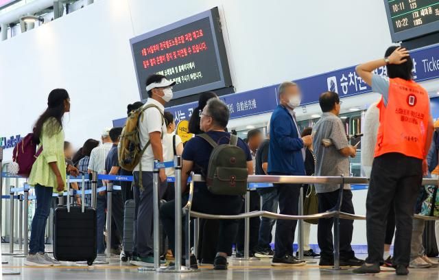 철도노조 총파업 사흘째 도심 집회 서울연합뉴스 김주성 기자 전국철도노동조합철도노조 파업 사흘째인 16일 오후 서울 용산구 남영역 인근에서 열린 철도노조 총파업 승리 결의대회에서 조합원들이 철도 민영화 정책 중단 등을 요구하며 구호를 외치고 있다 2023916 utzzaynacokr2023-09-16 143437 저작권자 ⓒ 1980-2023 ㈜연합뉴스 무단 전재 재배포 금지저작권자 ⓒ 1980-2023 ㈜연합뉴스 무단 전재 재배포 금지