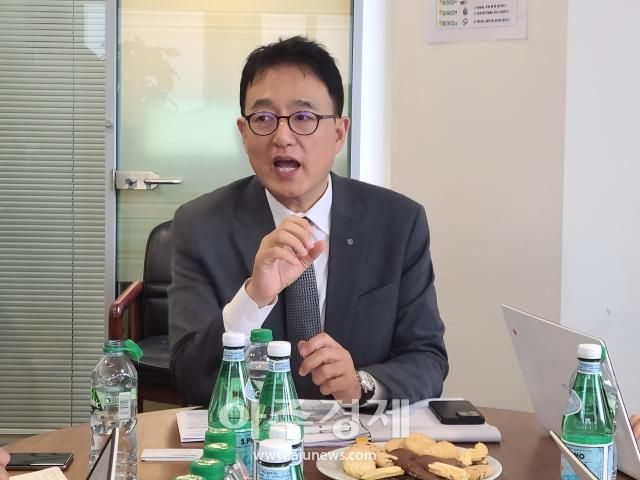 우상현 신한은행 런던 지점 본부장이 지난 12일현지시간 기자들과 만나 인터뷰를 진행하고 있다 사진 박성준 기자