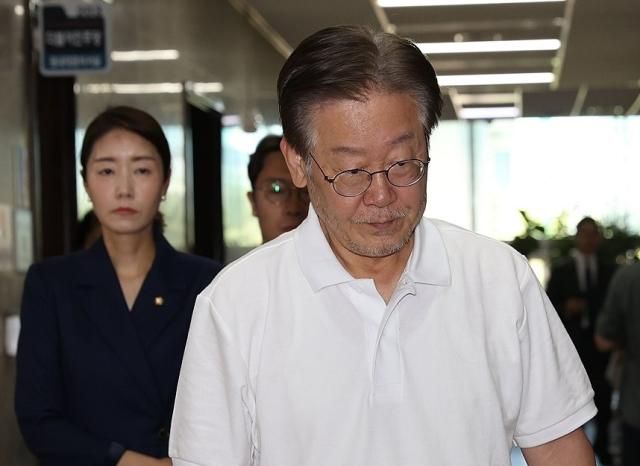 이재명 더불어민주당 대표가 지난 14일 오전 국회 당 대표실에서 잠시 나와 복도를 지나고 있다 사진연합뉴스 