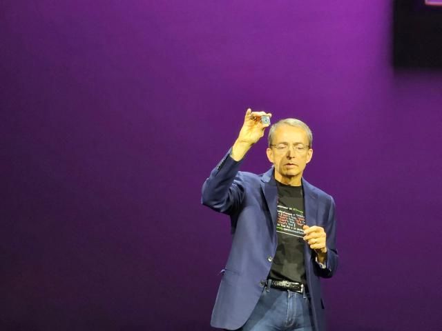 팻 겔싱어 인텔 최고경영자가 19일현지시간 미국 산호세 인텔 이노베이션 기조연설에서 파이크 크릭 테스트 칩을 소개하고 있다 사진임민철 기자