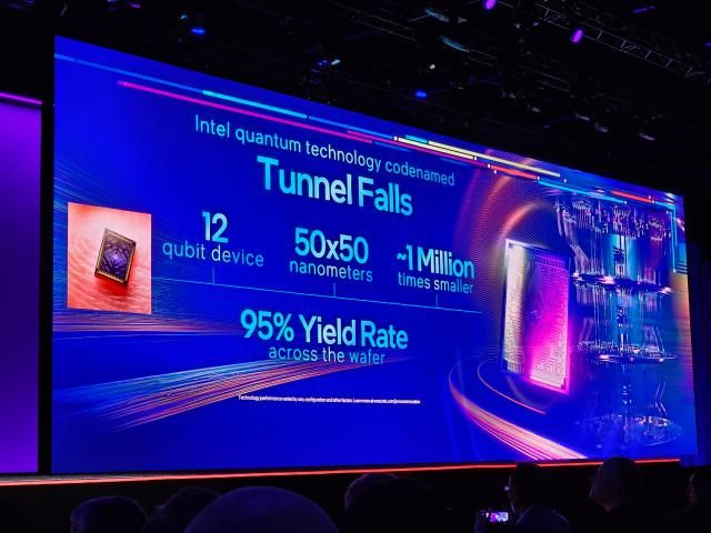 팻 겔싱어 인텔 최고경영자가 19일현지시간 미국 산호세 인텔 이노베이션 기조연설에서 양자 컴퓨터 칩 터널 폴스를 소개하고 있다 사진임민철 기자