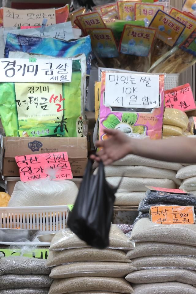 인도 수출규제+중국 홍수로 쌀값 상승 전망 서울연합뉴스 류효림 기자 악천후와 지정학적 긴장 등의 이유로 글로벌 주요 곡물인 쌀과 밀 가격이 출렁이고 있다 지난 13일현지시간 CNBC에 따르면 세계 최대 쌀 생산국인 중국이 태풍과 홍수 위험 등으로 글로벌 쌀값이 상승할 것이라는 전망이 나왔다 사진은 15일 서울 시내 전통시장에 쌀 곡물 판매점 모습 2023815 ryousantaynacokr2023-08-15 142627 저작권자 ⓒ 1980-2023 ㈜연합뉴스 무단 전재 재배포 금지저작권자 ⓒ 1980-2023 ㈜연합뉴스 무단 전재 재배포 금지