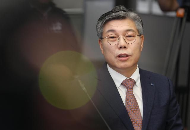 황병우 DGB대구은행장이 6일 오전 대구 수성구 대구은행 본점 콘퍼런스홀에서 시중은행 전환과 관련해 기자 간담회를 갖고 있다 사진연합뉴스