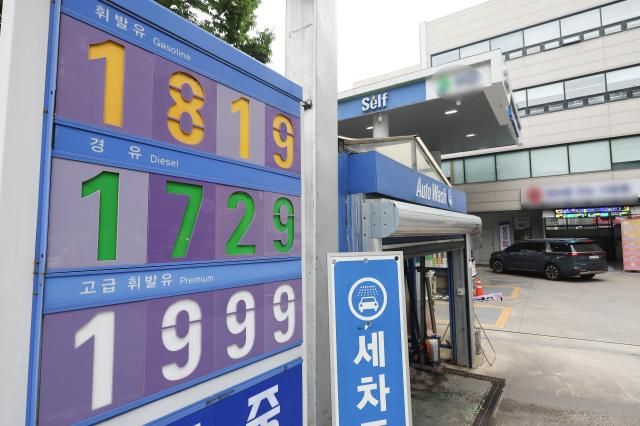 100달러 돌파 앞둔 국제유가 서울연합뉴스 서대연 기자 연중 최고치를 갈아치우며 고공행진을 이어가고 있는 국제유가가 배럴당 100달러 돌파가 시간 문제라는 전망이 잇따르고 있다 사우디아라비아와 러시아의 감산 여파로 원유 공급이 부족해지면서 일부 지역의 원유 현물가격은 이미 100달러를 넘긴 것으로 나타났다 사진은 19일 오후 서울 시내 한 주유소에 게시된 유가 정보 2023919 dwiseynacokr2023-09-19 150023 저작권자 ⓒ 1980-2023 ㈜연합뉴스 무단 전재 재배포 금지저작권자 ⓒ 1980-2023 ㈜연합뉴스 무단 전재 재배포 금지