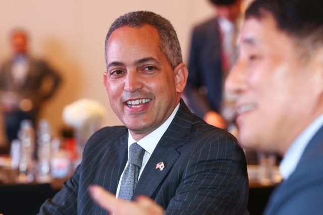 장영진 차관 발언 듣는 미국 상무부 부장관 서울연합뉴스 서대연 기자 돈 그레이브스 미 상무부 부장관이 21일 서울 용산구 그랜드하얏트호텔에서 열린 제2회 한미 첨단산업 기술협력포럼에 참석해 장영진 산업부 1차관의 발언을 듣고 있다 2023921 dwiseynacokr2023-09-21 140406 저작권자 ⓒ 1980-2023 ㈜연합뉴스 무단 전재 재배포 금지저작권자 ⓒ 1980-2023 ㈜연합뉴스 무단 전재 재배포 금지