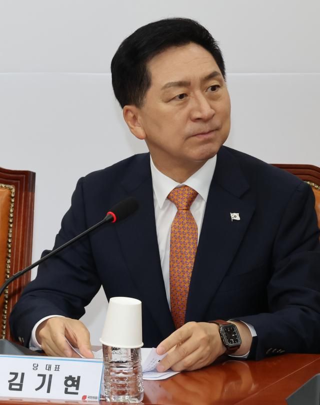 최고위 회의하는 김기현 대표 서울연합뉴스 한상균 기자 국민의힘 김기현 대표가 25일 국회에서 최고위원회의를 하고 있다 2023925 xyzynacokr2023-09-25 092443 저작권자 ⓒ 1980-2023 ㈜연합뉴스 무단 전재 재배포 금지저작권자 ⓒ 1980-2023 ㈜연합뉴스 무단 전재 재배포 금지