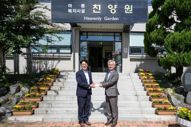 엄동환 방위사업청장오른쪽이 25일 추석을 앞두고 대전 유성에 위치한 아동보호시설인 천양원을 방문해 성금을 전달하고 있다사진방위사업청