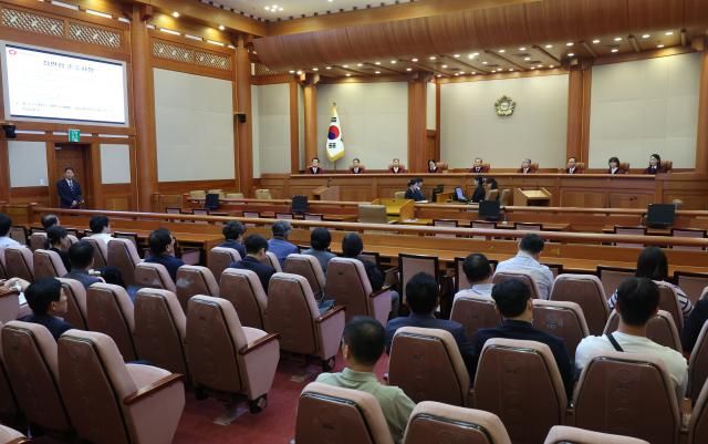 헌재 오늘 국가보안법 7조 헌법소원 선고 서울연합뉴스 김성민 기자 유남석 헌법재판소장과 헌법재판관들이 26일 오후 헌법소원 사건 선고가 열리는 서울 종로구 헌법재판소 대심판정의 재판관석에 앉아 있다 이날 헌법재판소는 국가보안법 2조·7조 등에 대한 헌법소원·위헌법률심판과 대북전단 살포 금지법 헌법소원 심판 등의 선고를 내린다 2023926 ksm7976ynacokr2023-09-26 145806 저작권자 ⓒ 1980-2023 ㈜연합뉴스 무단 전재 재배포 금지저작권자 ⓒ 1980-2023 ㈜연합뉴스 무단 전재 재배포 금지