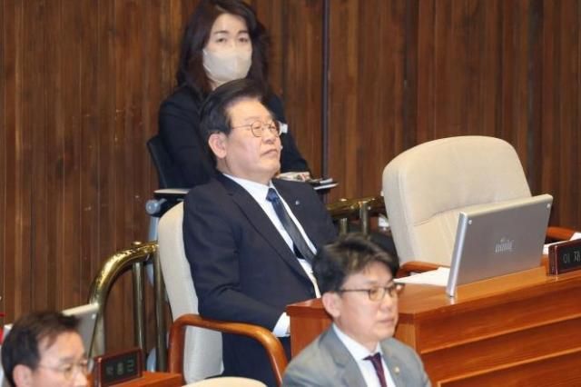 더불어민주당 이재명 대표가 지난 2월 27일 오후 국회에서 열린 본회의에서 본인의 체포동의안 부결 결과를 듣고 있다 사진연합뉴스