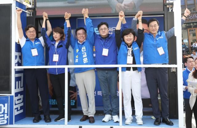 진교훈 더불어민주당 강서구청장 보궐선거 후보의 선거대책위원회가 28일 오전 화곡역 인근에서 연 선대위 출정식에서 참가자들이 손을 들어올리고 있다 왼쪽부터 박찬대 고민정 최고위원 진교훈 후보 홍익표 원내대표 서영교 장경태 최고위원 사진연합뉴스