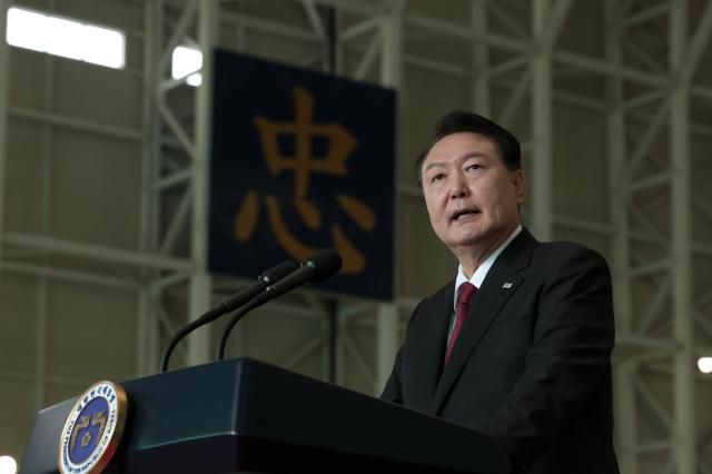 윤석열 대통령이 지난 26일 성남 서울공항에서 열린 건군 제75주년 국군의날 기념식 참여 장병 격려행사에서 발언하고 있다 사진연합뉴스