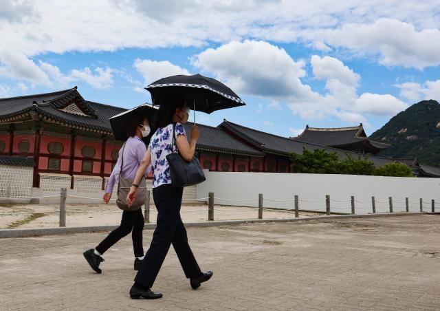 맑아진 날씨에 양산 챙긴 시민들 서울연합뉴스 서대연 기자 연휴 마지막 날인 29일 오후 시민들이 서울 종로구 경복궁에서 맑게 갠 날씨에 양산을 쓰고 걷고 있다 2023529 dwiseynacokr2023-05-29 144737 저작권자 ⓒ 1980-2023 ㈜연합뉴스 무단 전재 재배포 금지저작권자 ⓒ 1980-2023 ㈜연합뉴스 무단 전재 재배포 금지