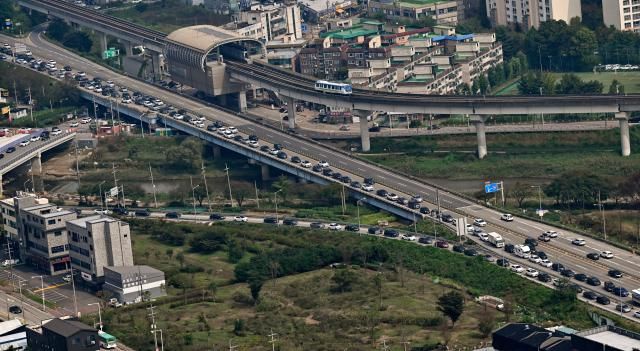 정체되는 고속도로 진입로 용인연합뉴스 추석 연휴 첫날인 28일 오전 경기도 용인시 영동고속도로 용인IC 진입로가 정체되고 있다 항공촬영 협조 경기남부경찰청 항공대 백명수 경위 충북경찰청 방유룡 경위 경기남부경찰청 고순대장 문숙호 경정 홍보협력계 박종만 경감 2023928 경기사진공동취재단 xanaduynacokr2023-09-28 150508 저작권자 ⓒ 1980-2023 ㈜연합뉴스 무단 전재 재배포 금지저작권자 ⓒ 1980-2023 ㈜연합뉴스 무단 전재 재배포 금지