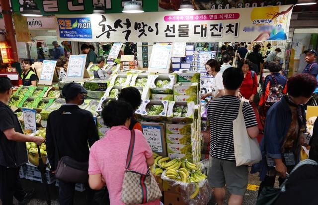 추석 연휴를 이틀 앞둔 지난 26일 오후 인천 남동구 모래내시장에서 시민들이 장을 보고 있다 사진연합뉴스
