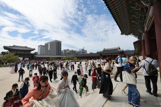 추석을 경복궁에서 서울연합뉴스 임화영 기자 추석인 29일 서울 종로구 경복궁이 시민 및 관광객으로 붐비고 있다 2023929 hwayoung7ynacokr2023-09-29 132515 저작권자 ⓒ 1980-2023 ㈜연합뉴스 무단 전재 재배포 금지저작권자 ⓒ 1980-2023 ㈜연합뉴스 무단 전재 재배포 금지