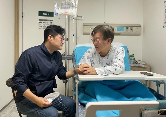 손잡은 이재명 대표와 홍익표 원내대표 서울연합뉴스 더불어민주당 이재명 대표가 28일 서울 중랑구 녹색병원을 찾은 홍익표 원내대표와 면담하고 있다 2023928 더불어민주당 제공 재판매 및 DB금지 uwg806ynacokr2023-09-28 172126 저작권자 ⓒ 1980-2023 ㈜연합뉴스 무단 전재 재배포 금지저작권자 ⓒ 1980-2023 ㈜연합뉴스 무단 전재 재배포 금지