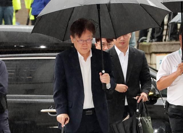 이재명 더불어민주당 대표가 26일 오전 서초구 서울중앙지법에서 열리는 구속 전 피의자 심문영장심사을 받기 위해 법정으로 향하고 있다 사진유대길 기자 dbeorlf123ajunewscom