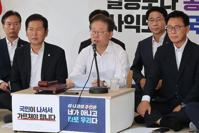 이재명 더불어민주당 대표가 4일 국회 앞 단식투쟁 천막에서 최고위원회의를 하고 있다 사진연합뉴스