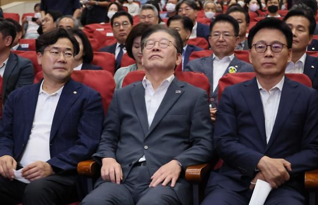 눈 감은 채 고개 젖히는 이재명 서울연합뉴스 이정훈 기자 더불어민주당 이재명 대표가 6일 저녁 국회 의원회관에서 열린 영화 봉오동 전투 단체 상영회에서 고개를 뒤로 젖히고 있다 앞줄 왼쪽부터 박찬대 최고위원 이 대표 박광온 원내대표 202396 uwg806ynacokr2023-09-06 195027 저작권자 ⓒ 1980-2023 ㈜연합뉴스 무단 전재 재배포 금지저작권자 ⓒ 1980-2023 ㈜연합뉴스 무단 전재 재배포 금지