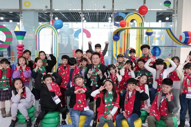윤석열 대통령이 지난해 12월 26일 세종시 국립박물관단지에서 열린 국립어린이박물관 개관식에서 어린이들과 기념 촬영을 하고 있다 사진연합뉴스