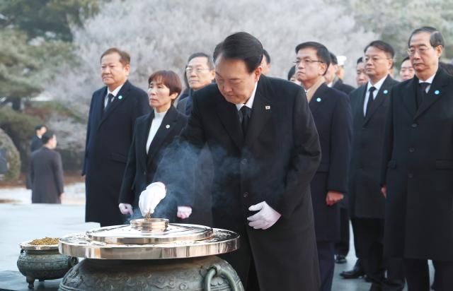 윤석열 대통령이 2024년 새해 첫날인 1일 서울 동작구 국립서울현충원 현충탑에서 순국선열 및 호국 영령들에게 분향하고 있다 사진연합뉴스