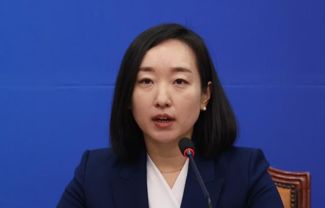 10일 국회에서 열린 더불어민주당 영입인재 환영식에서 7호 인재로 영입된 전은수 변호사가 인사말을 하고 있다 사진연합뉴스