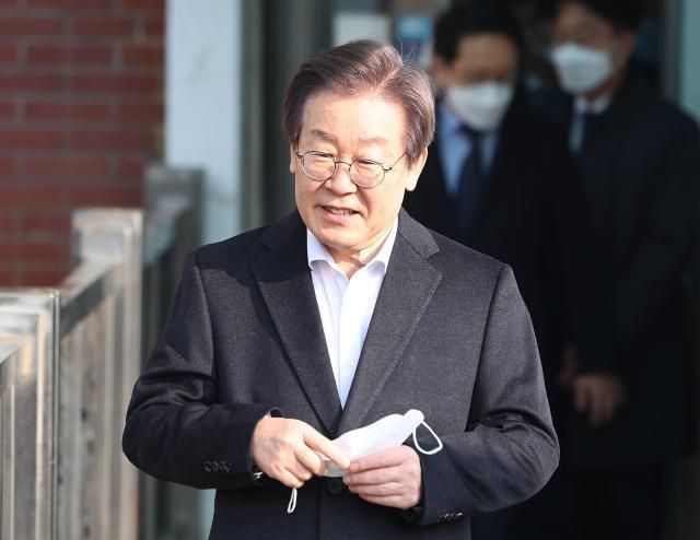 이재명 더불어민주당 대표가 10일 서울 종로구 혜화동 서울대병원에서 퇴원하고 있다 이 대표는 이날 걸어서 병원을 나왔다 사진연합뉴스