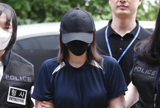 지난 7월 생후 1주일 된 딸을 텃밭에 암매장해 숨지게 한 혐의를 받는 40대 친모가 구속 전 피의자 심문영장실질심사을 받기 위해 인천지법으로 들어서고 있다 사진연합뉴스