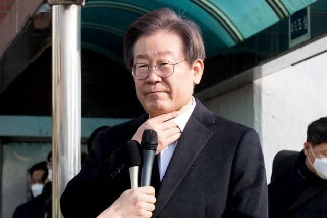 이재명 더불어민주당 대표가 10일 오전 서울 종로구 서울대학교 병원에서 퇴원하며 발언하고 있다 이 대표는 자택에서 당분간 치료를 이어갈 예정이다 20240110사진유대길 기자 dbeorlf123ajunewscom