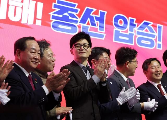 한동훈 국민의힘 비상대책위원장가운데과 이철규 국민의힘 의원오른쪽 첫번째이 지난 8일 국민의힘 강원특별자치도당의 신년 인사회에 참여해 박수를 치는 모습이다 사진연합뉴스