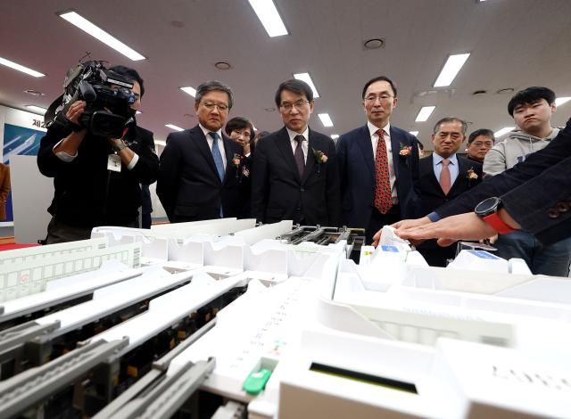 지난 15일 오후 정부과천청사 중앙선거관리위원회에서 열린 제22대 국회의원선거 선거종합상황실 개소식에서 노태악 중앙선거관리위원장을 비롯한 참석자들이 투표용지 분류기를 시연하고 있다 사진연합뉴스