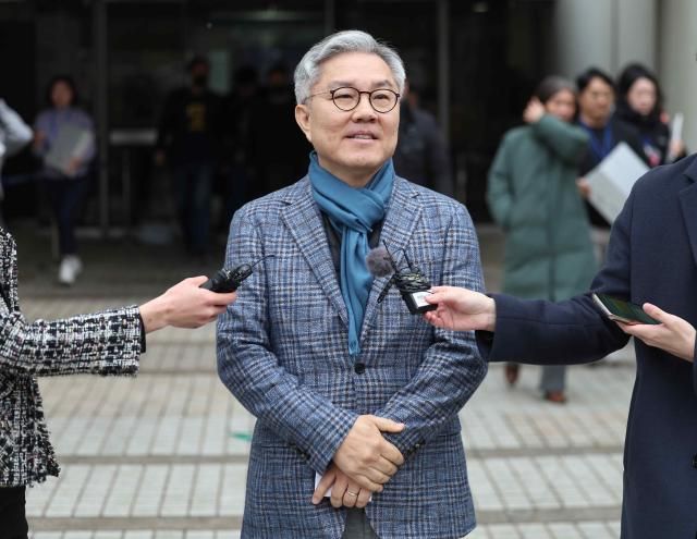 이동재 전 채널A 기자의 명예를 훼손한 혐의로 2심에서 유죄 판결을 받은 더불어민주당 최강욱 전 의원이 17일 오전 서울 서초구 서울고등법원에서 열린 2심 선고공판이 끝난 뒤 법원을 나서며 취재진 질문에 답하고 있다 사진연합뉴스