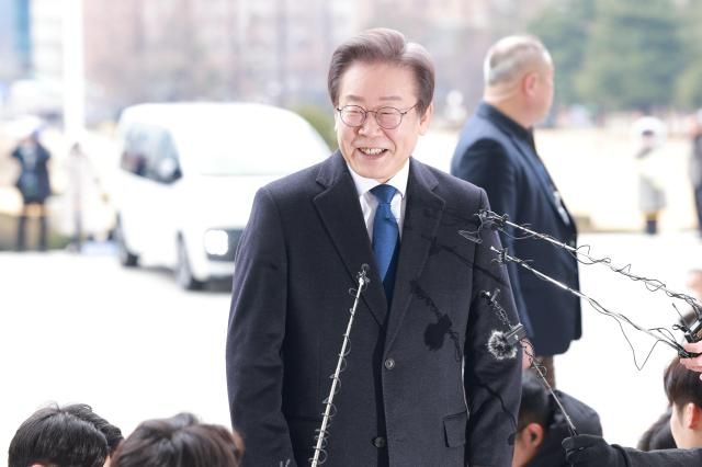 이재명 더불어민주당 대표가 17일 오전 서울 여의도 국회 본청으로 출근하고 있다 부산 가덕도에서 흉기 피습을 당했던 이 대표는 15일 만에 당무에 복귀했다 20240117사진유대길 기자 dbeorlf123ajunewscom