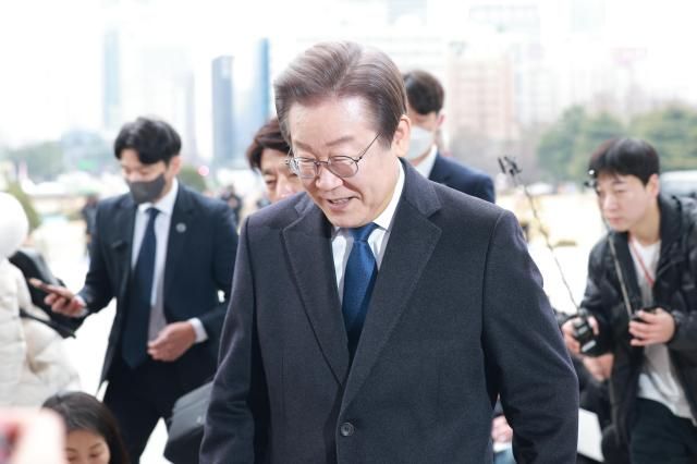 이재명 더불어민주당 대표가 17일 오전 서울 여의도 국회 본청으로 출근하고 있다 부산 가덕도에서 흉기 피습을 당했던 이 대표는 15일 만에 당무에 복귀했다 20240117사진유대길 기자 dbeorlf123ajunewscom