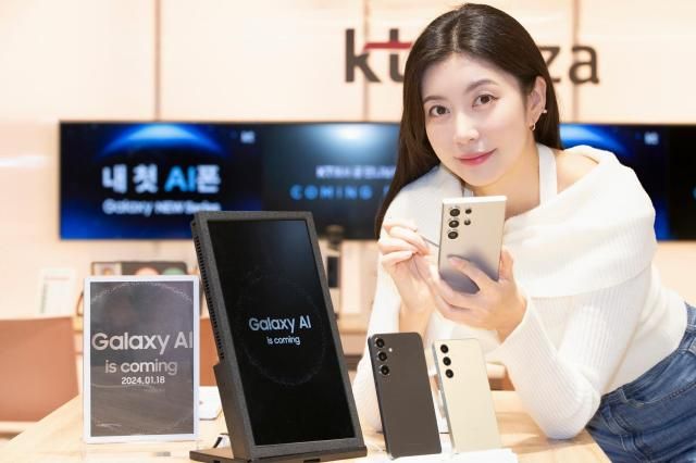 KT가 19일부터 오는 25일까지 7일간 전국 KT 매장과 공식 온라인몰 KT닷컴에서 삼성전자 갤럭시 S24 시리즈 사전예약을 진행한다고 18일 밝혔다 사전예약 개통은 26일부터이고 공식 출시는 31일이다 사진은 KT 모델이 KT ‘갤럭시 S24 시리즈’ 사전예약을 소개하고 있는 모습 출처KT