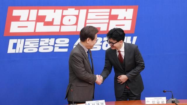한동훈 국민의힘 비상대책위원장오른쪽이 29일 오후 서울 여의도 국회에서 이재명 더불어민주당 대표를 예방하고 있다 20231229사진유대길 기자 dbeorlf123ajunewscom