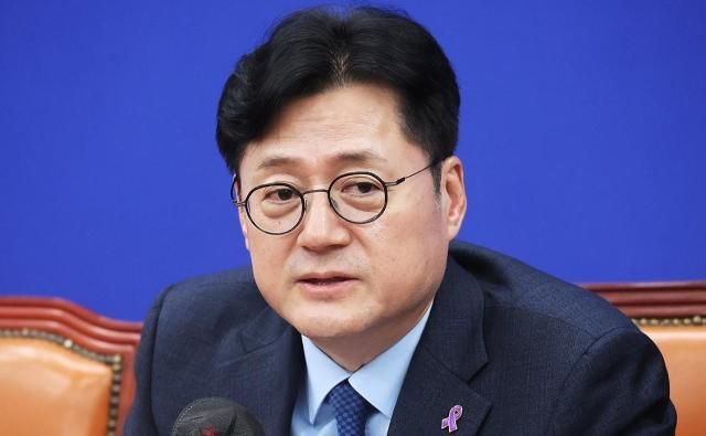 홍익표 더불어민주당 원내대표가 국회에서 시정연설 및 간담회 관련 백브리핑을 하고 있다 사진연합뉴스 