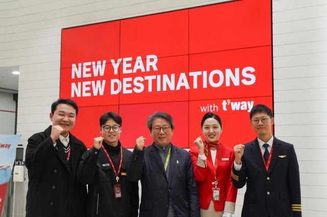 2일 오전 서울시 강서구 티웨이항공 항공훈련센터에서 진행된 2024년도 시무식 행사에서 임직원들이 함께 손을 흔들고 있다&nbsp;사진티웨이항공