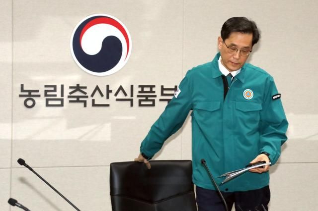 한훈 농식품부 차관이 17일 오전 정부세종청사 농식품부 재난상황실에서 아프리카돼지열병ASFㆍ고병원성AI 방역상황 점검회의를 주재하기 위해 입장하고 있다 사진연합뉴스